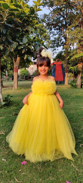 Long pleated yellow party dress with V neckline | INVITADISIMA